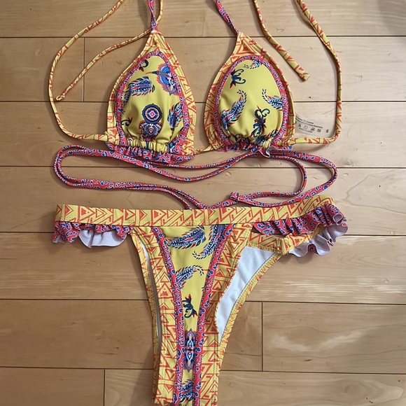 Bran new bikini, white red and blue print has a wraparound string for your waist - Picture 4 of 5